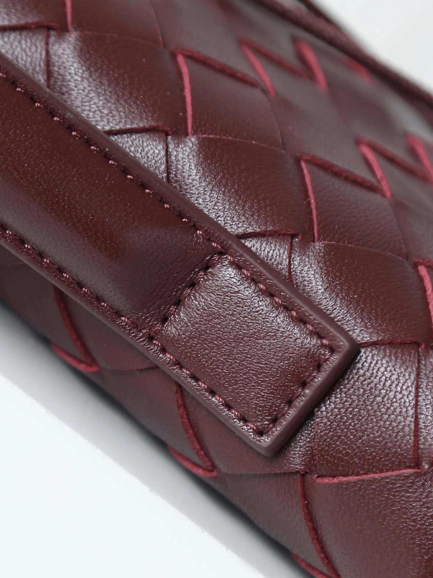 Batch 1540. The BV Andiamo evening handbag has been heavily cultivated again~ The designer aesthetics of the era of economic downturn are back. You fall in love with it at first sight and can't put it down. It's so beautiful. It's full of aura. The shape and texture are very competitive. It's lightweight and has sufficient capacity. It's a must-have for fashionistas. It's suitable for many occasions, minimalist, high-end and light luxury. Style number: 741511 Size: 31*13*3cm